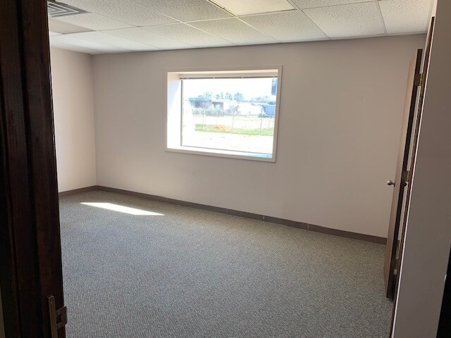 More Photos Of 406-408 Ambassador row, Longview Light Distribution For Lease