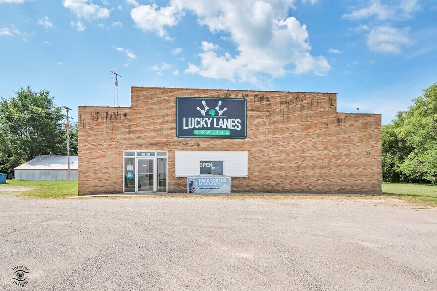 Primary Photo Of 405 NW Greely Ave, Iroquois Sports And Entertainment For Sale