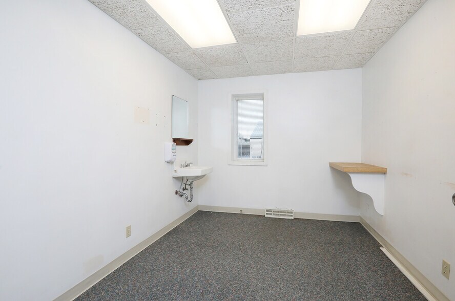 More Photos Of 321 E 3rd St N, Newton Medical For Lease