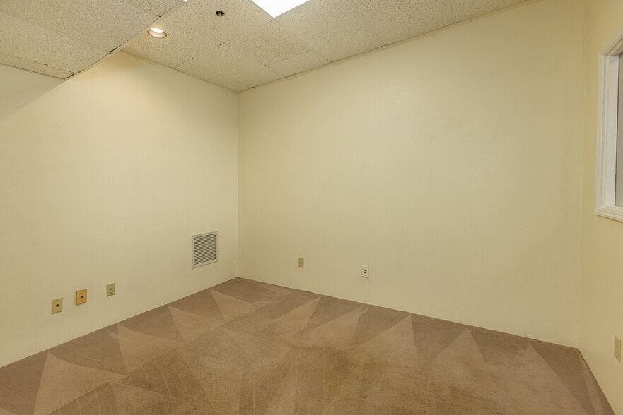 More Photos Of 300 Ohukai Rd, Kihei Showroom For Sale