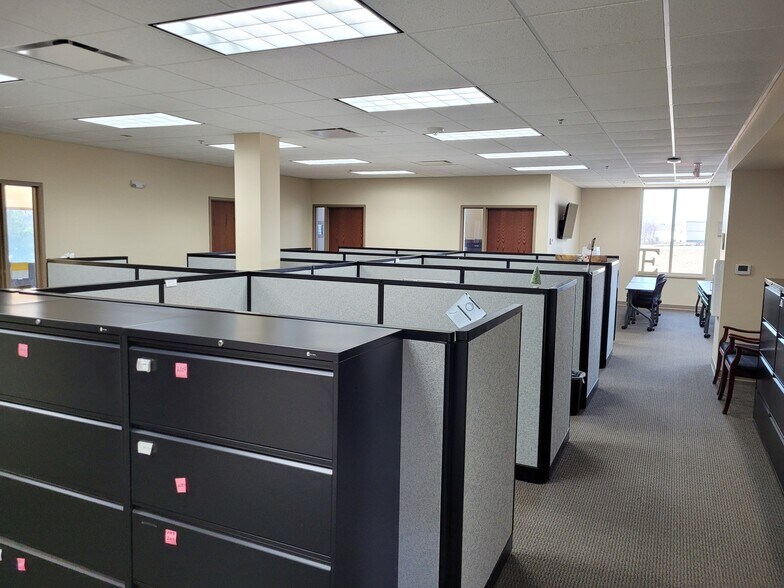 More Photos Of 5002 NE Lakewood Way, Lee's Summit Office For Lease