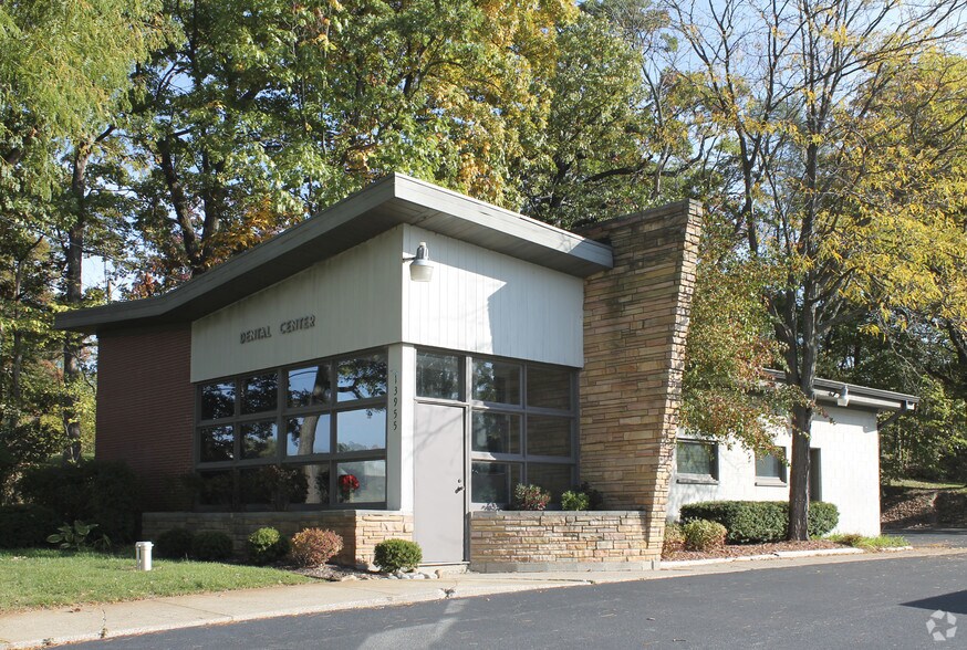 Primary Photo Of 13955 Morse St, Cedar Lake Medical For Lease