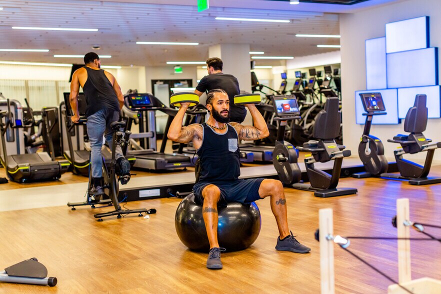 More Photos Of 2049 Century Park E, Los Angeles Office For Lease