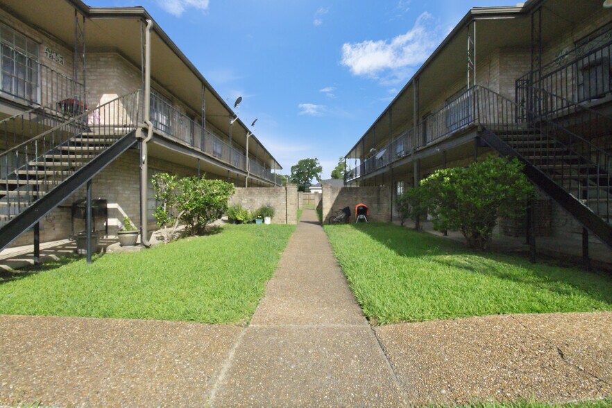 Primary Photo Of 3046 Golfcrest Blvd, Houston Apartments For Sale
