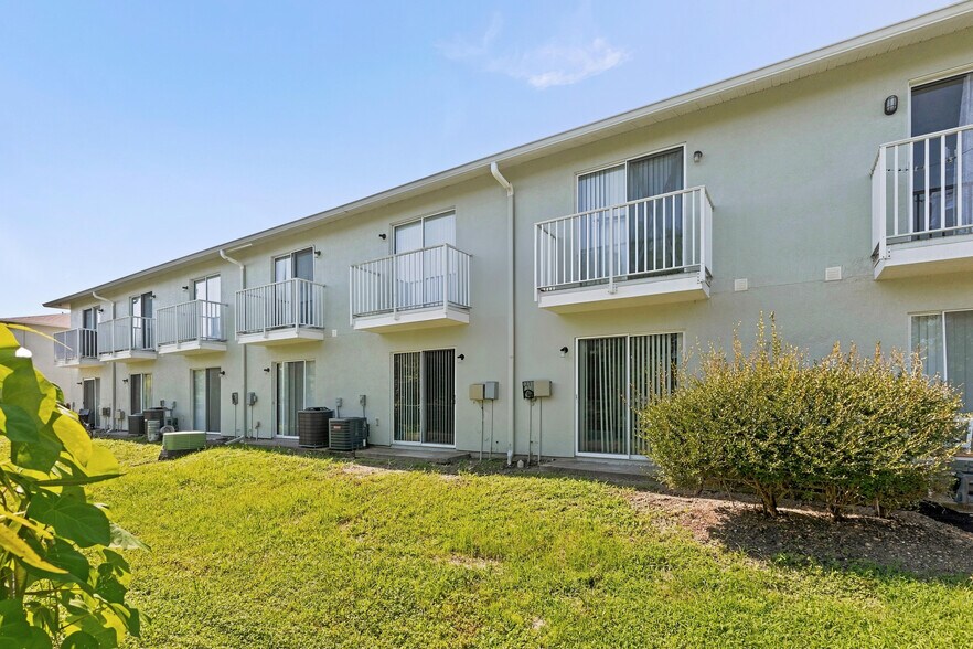 More Photos Of 1007 W 57th Ave W, Bradenton Apartments For Sale