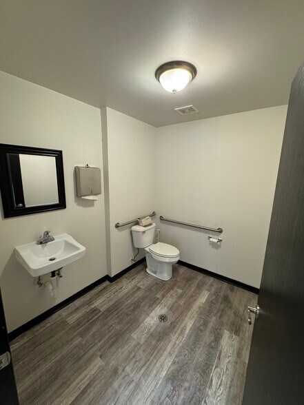 More Photos Of 517 N Lake Ave, Twin Lakes Showroom For Lease