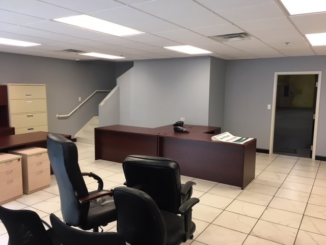 More Photos Of 7575 Kingspointe Pky, Orlando Showroom For Lease