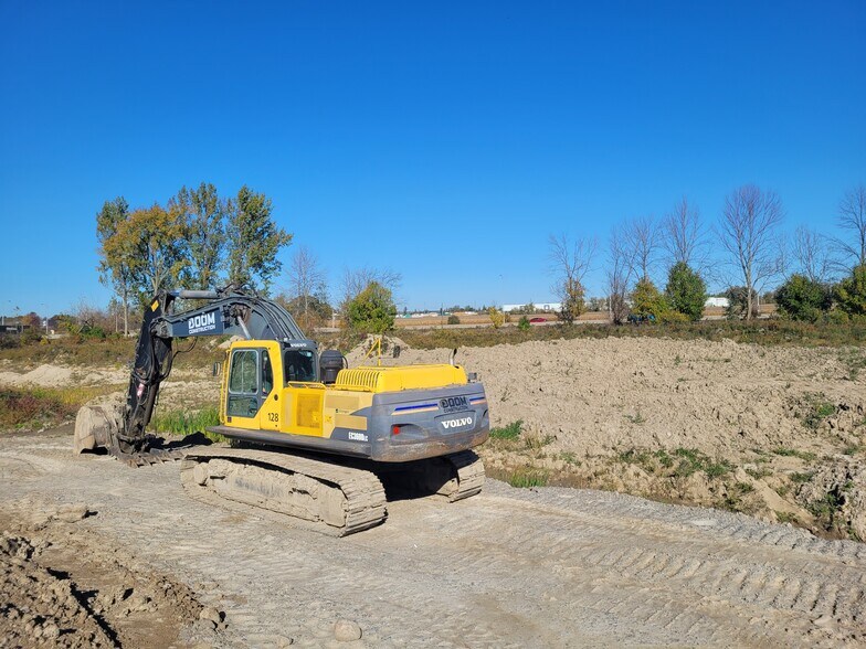 More Photos Of 540 Lake Rd, Bowmanville Warehouse For Sale