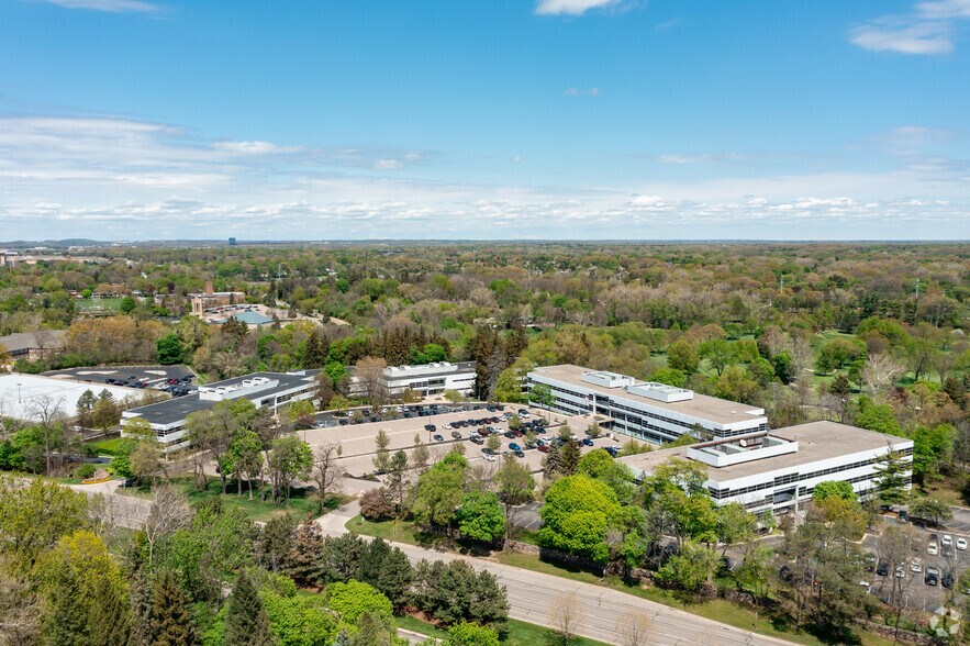 More Photos Of 40950 Woodward Ave, Bloomfield Hills Office For Sale