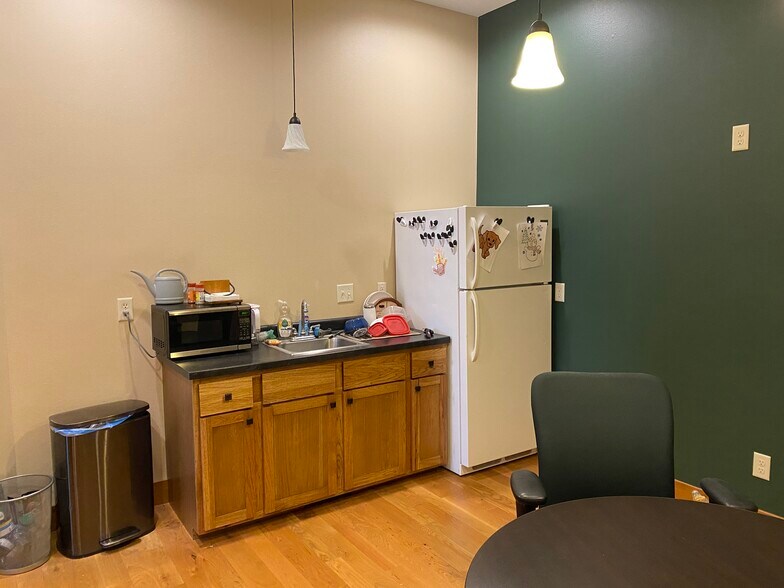 More Photos Of 803 Fairfax St, Altoona Office For Lease