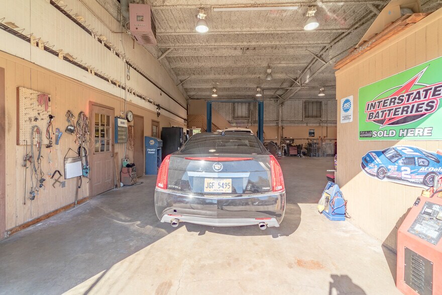 More Photos Of 198 Main St, Biloxi Light Distribution For Sale