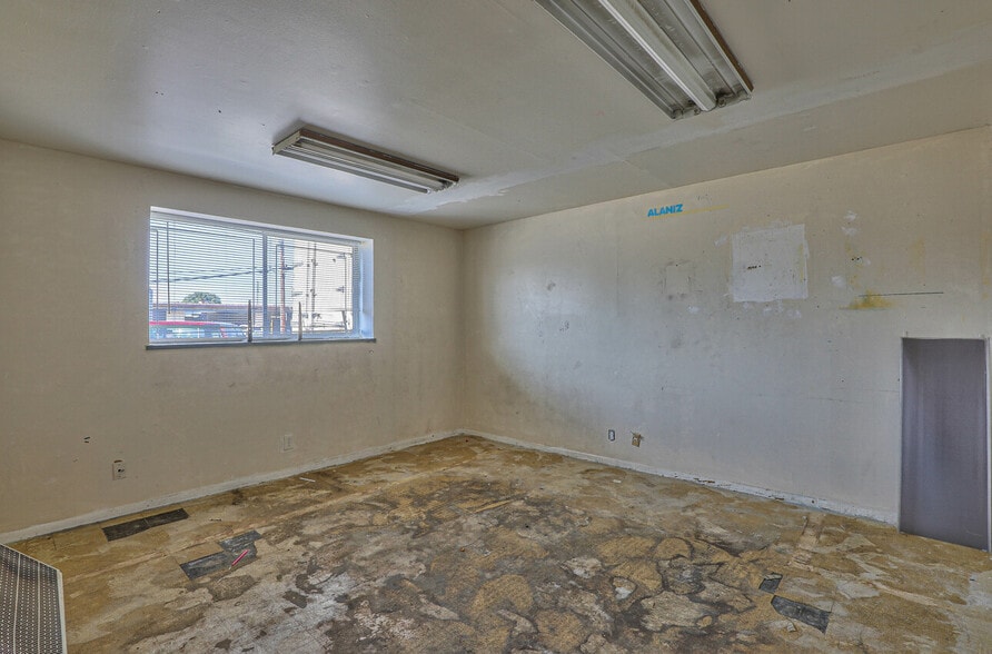 More Photos Of 50 Chamberlain St, Salinas Warehouse For Sale