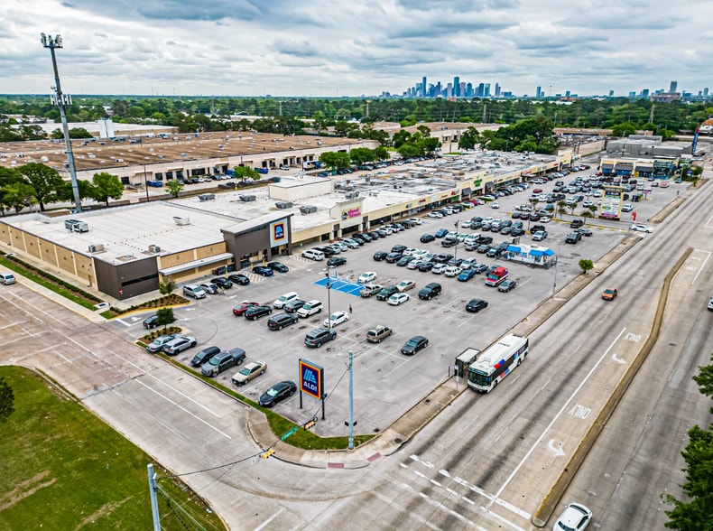 More Photos Of 3800 N Shepherd Dr, Houston Unknown For Lease