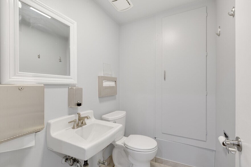 More Photos Of 10738 Riverside Dr, North Hollywood Medical For Lease