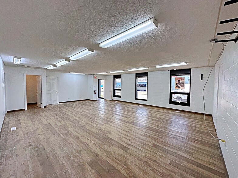 More Photos Of 8127 Fraser Av, Fort McMurray Service For Lease