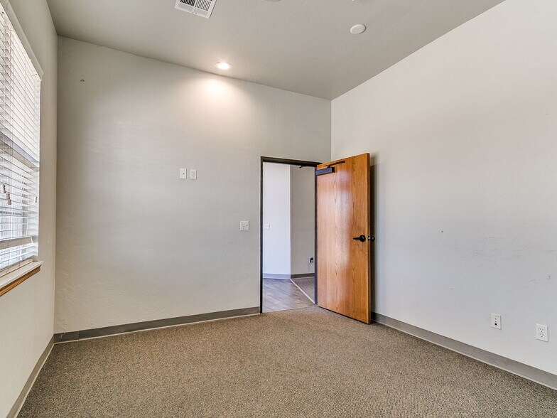 More Photos Of 901-909 Wall St, Norman Office For Sale