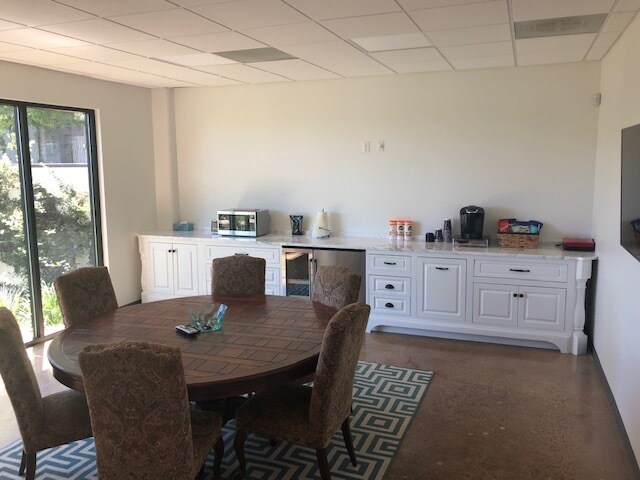 More Photos Of 230 S Grants Ln, Fort Worth Light Distribution For Sale