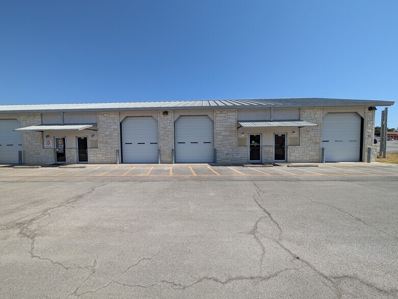 More Photos Of 2250 County Road 172, Round Rock Distribution For Sale