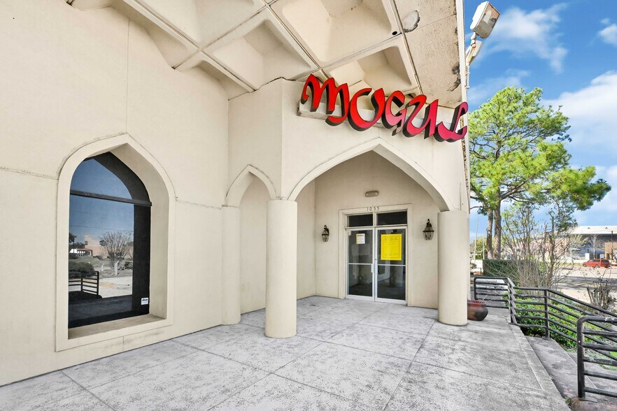More Photos Of 1055 Bay Area Blvd, Houston Restaurant For Sale