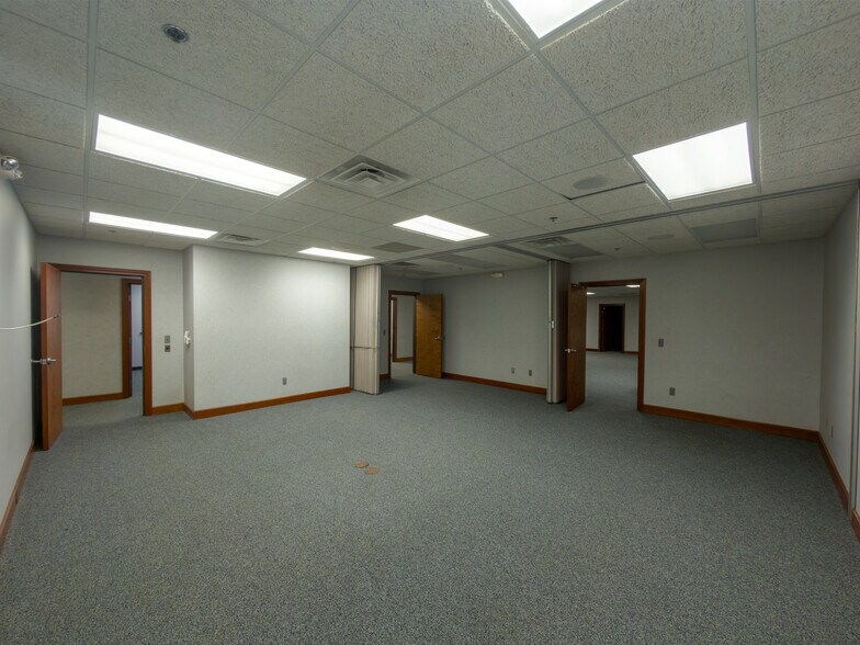 More Photos Of 22960 Venture Dr, Novi Warehouse For Lease
