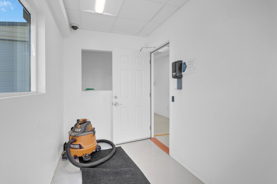 More Photos Of 991 Industrial Way, King City Warehouse For Lease