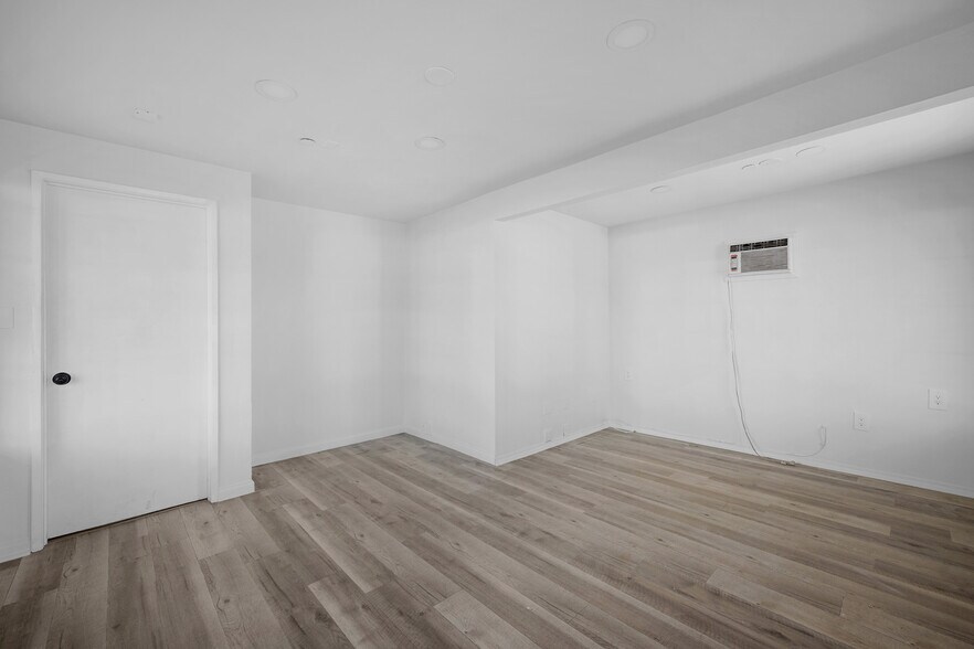 More Photos Of 7798 Foothill Blvd, Tujunga Freestanding For Sale