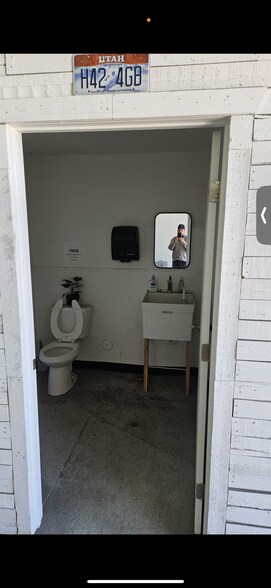 More Photos Of 110 E 4000 N, Hyde Park Auto Repair For Lease