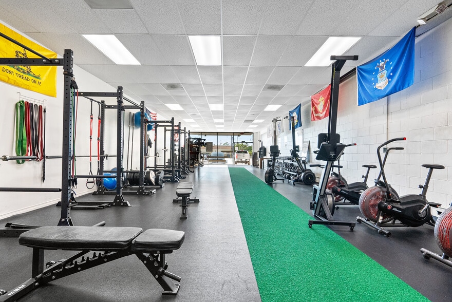 More Photos Of 20941-20947 Roscoe Blvd, Canoga Park General Retail For Lease