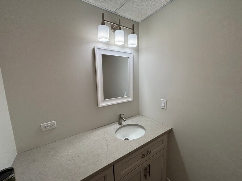 More Photos Of 75 E Division St, Mundelein Office Residential For Lease