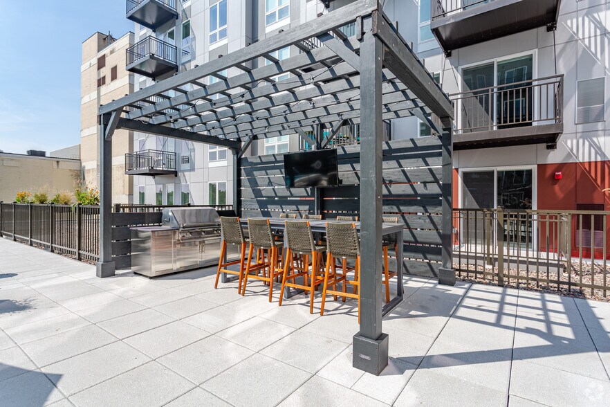 More Photos Of 1555 Ellinwood Ave, Des Plaines Apartments For Lease