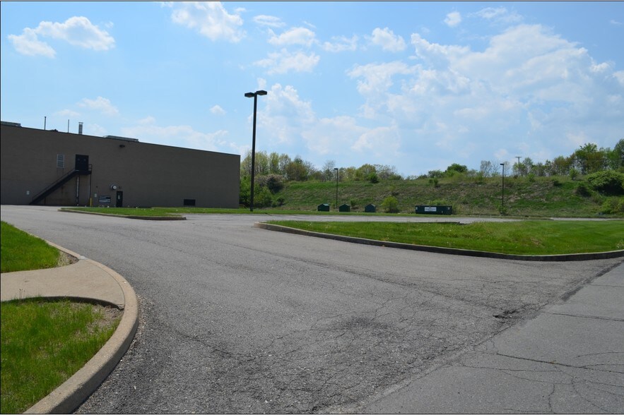 More Photos Of 252 Park West Dr, Pittsburgh Manufacturing For Lease