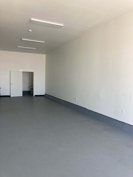 Primary Photo Of 511 Ocean Front Walk, Venice Apartments For Lease