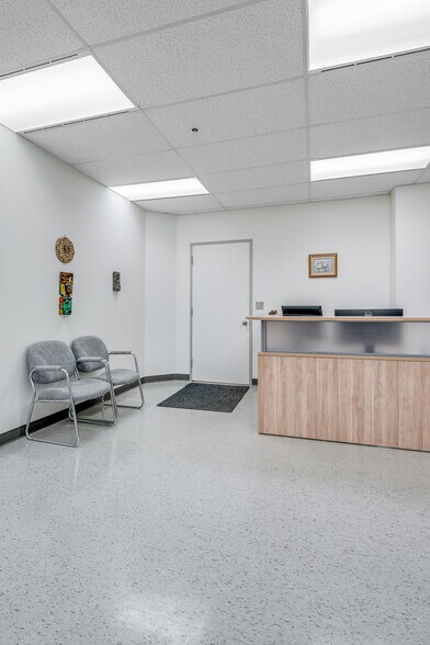 More Photos Of 63 Glencoe St, Ottawa Office For Lease