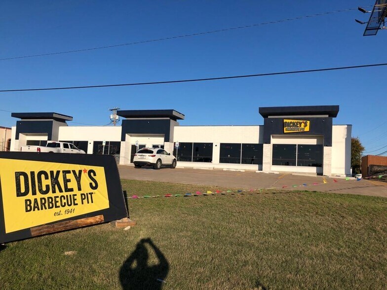 More Photos Of 1600 N Interstate 35 E, Lancaster Storefront Retail Office For Lease