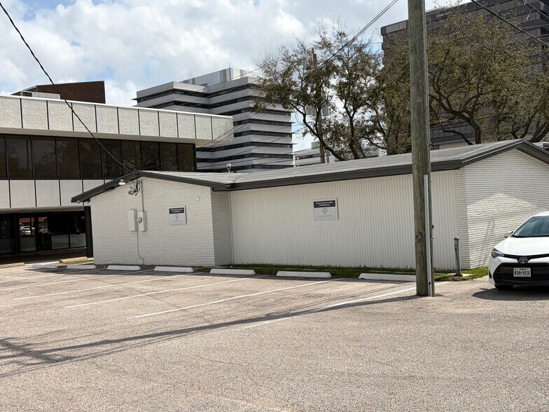 More Photos Of 2630 Richmond Ave, Houston Freestanding For Lease