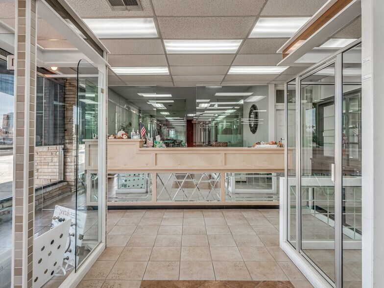 More Photos Of 3730-3732 N MacArthur Blvd, Warr Acres Showroom For Sale