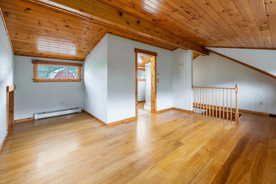 More Photos Of 49 Vermont 12, Pomfret General Retail For Sale