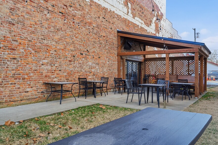 More Photos Of 103 N Allen St, Centralia General Retail For Sale