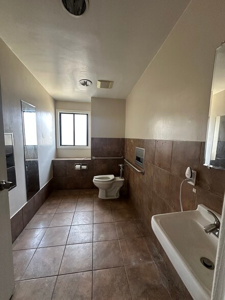 More Photos Of 650-660 E Manchester Blvd, Inglewood Storefront Retail Office For Lease