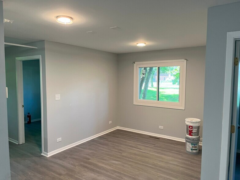 More Photos Of 126 W Maple Ave, Mundelein Apartments For Sale