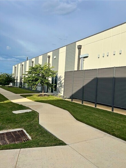 More Photos Of 4318 De Zavala Rd, San Antonio Medical For Sale