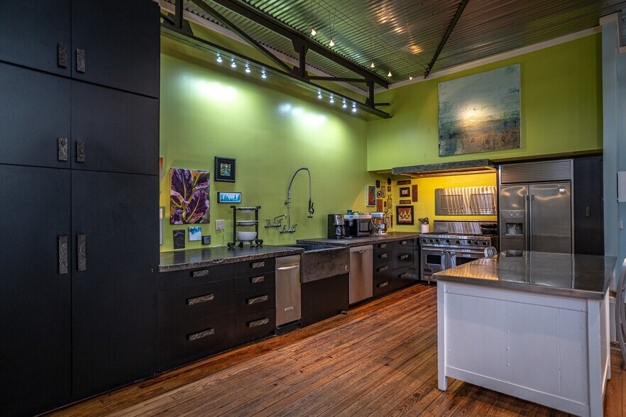 More Photos Of 1611 Washington St, Alexandria Showroom For Sale