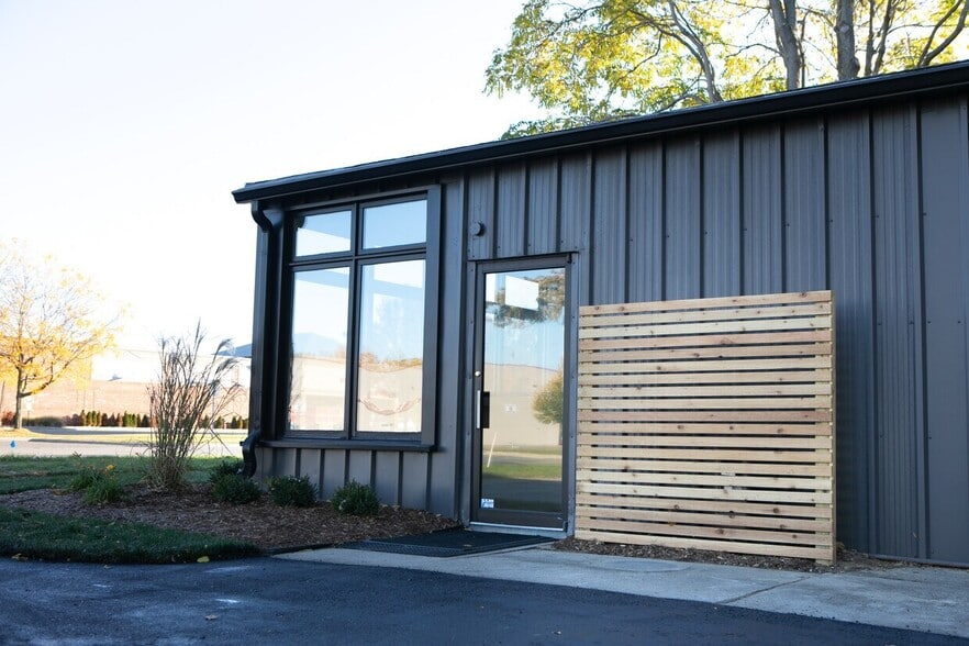 More Photos Of 872 E Auburn Rd, Rochester Hills Freestanding For Lease