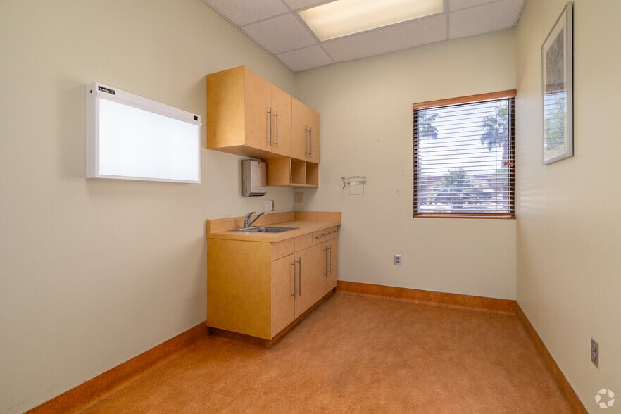 More Photos Of 77840 Flora Rd, Palm Desert Medical For Sale