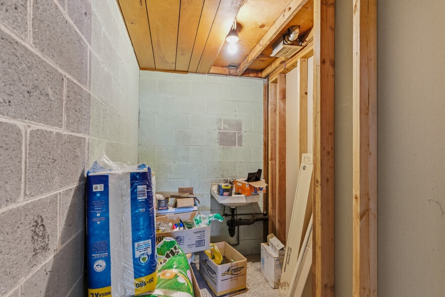 More Photos Of 77 Industrial Park Rd, Vernon Warehouse For Lease