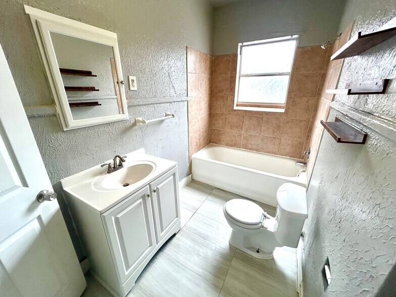 More Photos Of 1409 W Woodlawn Ave, San Antonio Apartments For Sale