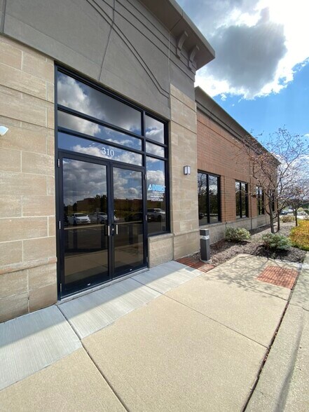 More Photos Of 1752 Capital St, Elgin Loft Creative Space For Sale