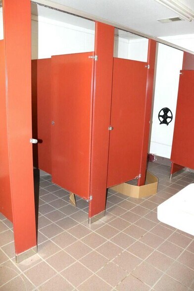 More Photos Of 1301 Industrial Park Rd, Mountain Grove Warehouse For Lease