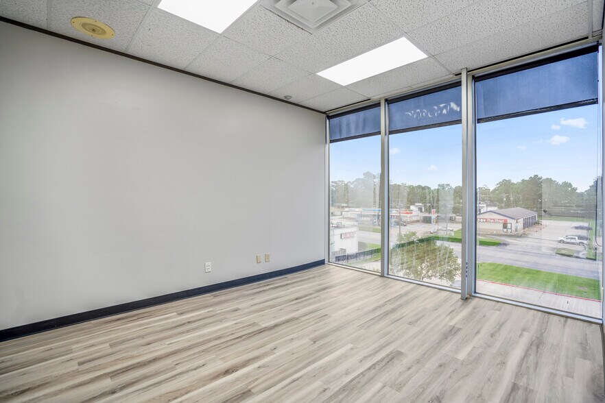 More Photos Of 1110 N Loop 336 W, Conroe Office For Lease