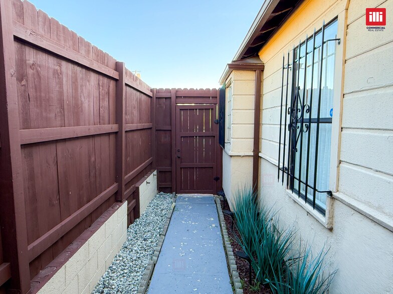 More Photos Of 107 W Fairview Blvd, Inglewood Medical For Lease